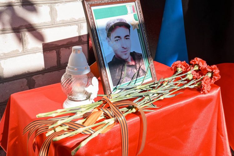 В Старобешево установили мемориальную доску Герою РФ Сергею Хонахбееву