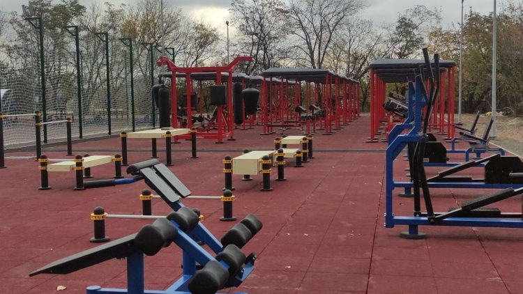 На территории ДонГУ строят две спортивные площадки