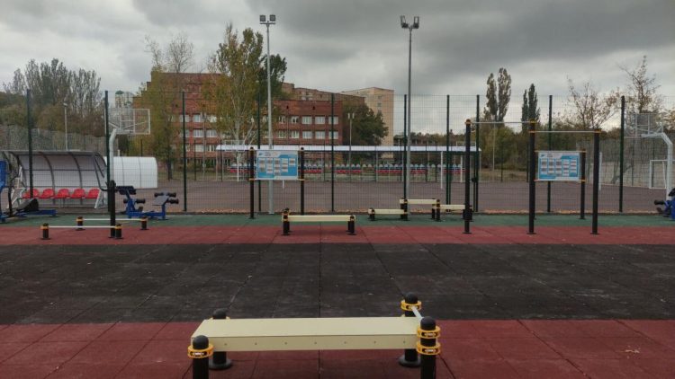 На территории ДонГУ строят две спортивные площадки