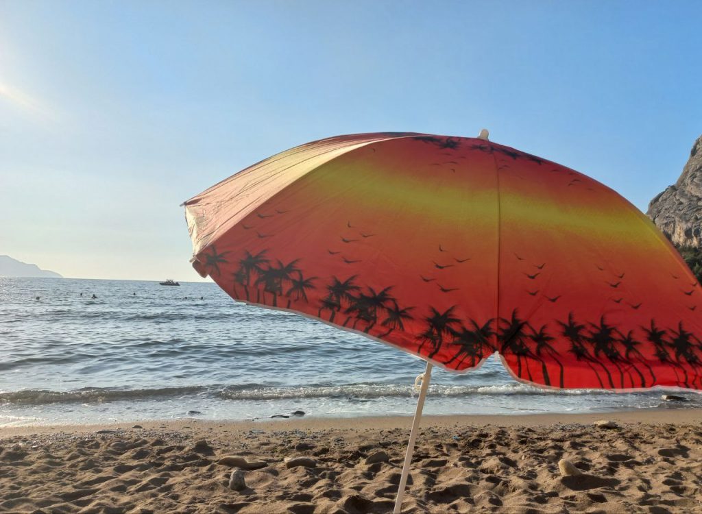 зонтик на пляже Черное море, отпуск на море