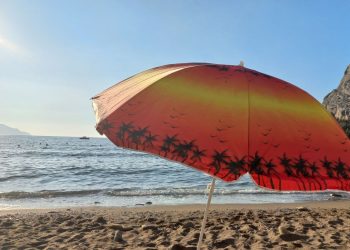 зонтик на пляже Черное море, отпуск на море