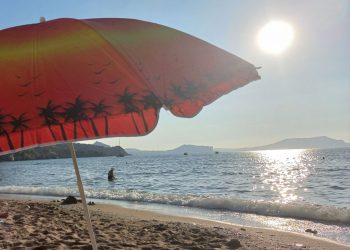 зонтик на пляже Черное море, отпуск на море
