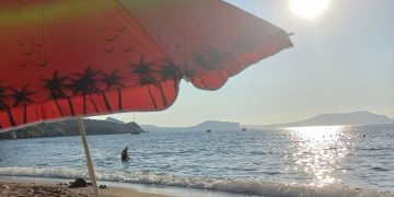 зонтик на пляже Черное море, отпуск на море