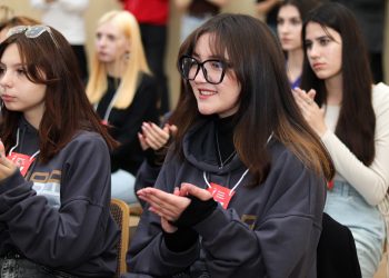 Молодежь ДНР отметила День народного единства