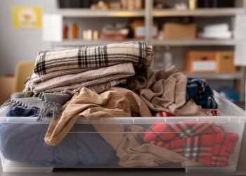 Как правильно хранить сезонные вещи: шубы, пуховики, летнюю обувь?