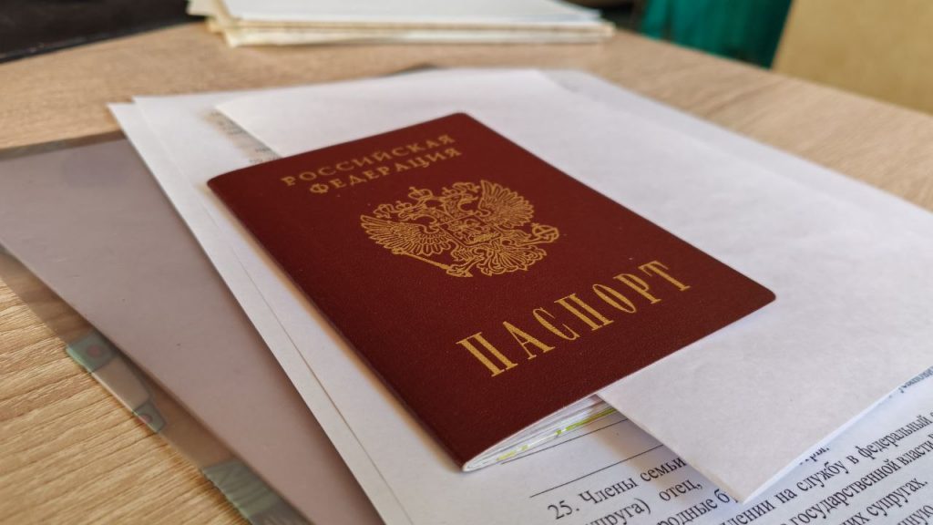 документы и паспорт РФ лежат на столе