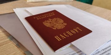 документы и паспорт РФ лежат на столе