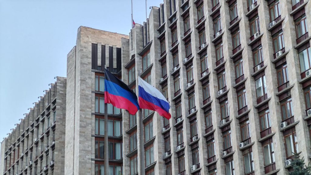 Флаги РФ и ДНР на здании Правительства ДНР в Донецке