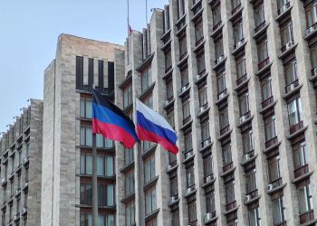 Флаги РФ и ДНР на здании Правительства ДНР в Донецке
