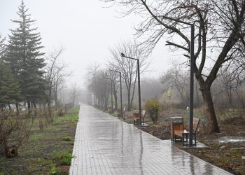 Благоустройство сразу двух парков завершается в Торезе