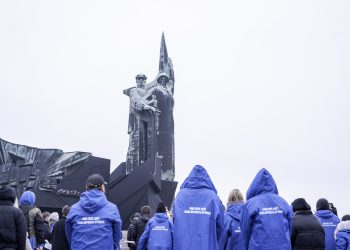 Молодежь ДНР провела флешмоб и автопробег ко дню рождения «Единой России»