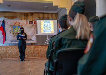 В честь Дня Героев Отечества сотрудники Росгвардии провели урок мужества в школе