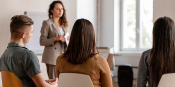 Работодатель может направлять сотрудников на обучение с сохранением зарплаты и компенсацией расходов