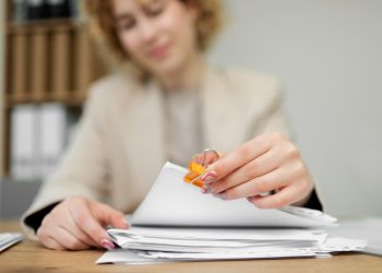 Что работодатель должен выдать работнику в день увольнения?