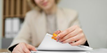 Что работодатель должен выдать работнику в день увольнения?