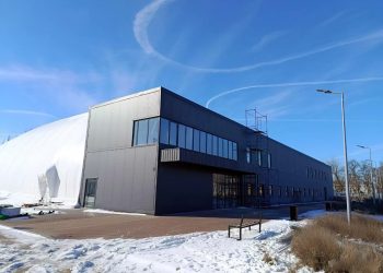 В Мариуполе завершили устройство крытого ледового поля круглогодичного катка