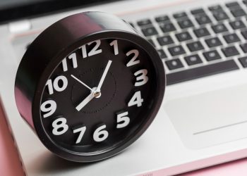 Может ли работодатель удерживать деньги из зарплаты сотрудника за опоздания?