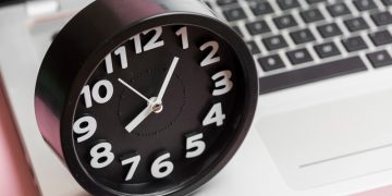 Может ли работодатель удерживать деньги из зарплаты сотрудника за опоздания?