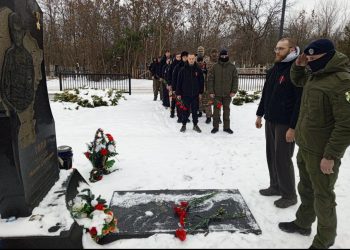 Донецкие росгвардейцы почтили память Героя ДНР Михаила Толстых