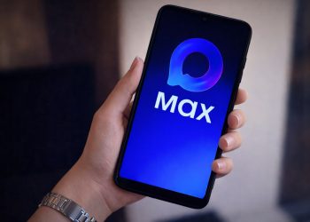 национальный мессенджер MAX, Макс на телефоне в руке