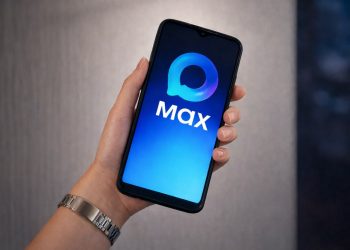 национальный мессенджер MAX, Макс на телефоне в руке