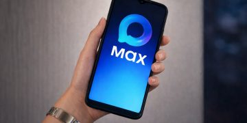 национальный мессенджер MAX, Макс на телефоне в руке