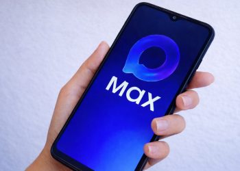 национальный мессенджер MAX, Макс на телефоне в руке