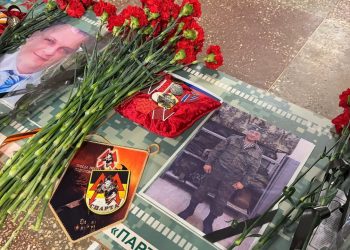 В донецкой школе №119 открыли шесть Парт Героя