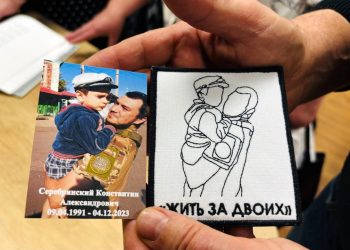 В донецком филиале фонда «Защитники Отечества» вручили памятные шевроны семьям погибших защитников