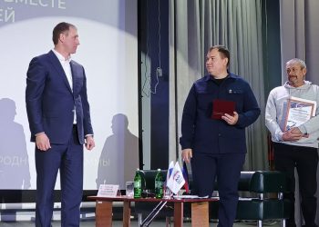 В Шахтерске руководителю Регионального исполкома «Единой России» вручили муниципальную награду