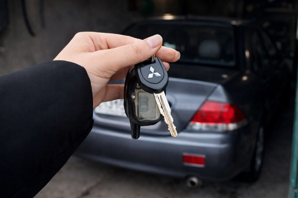 ключи от машины на фоне авто