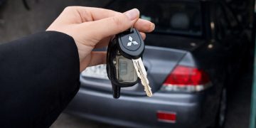 ключи от машины на фоне авто