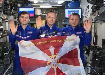 Космонавты МКС поздравили ГУ Росгвардии по ДНР с 10‑летием ведомства и передали с орбиты флаг территориального органа