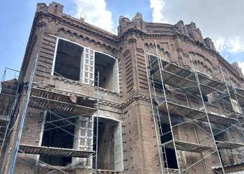 В Мариуполе восстанавливают центр профтехобразования, разрушенный прямым попаданием снаряда