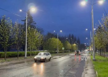 В Шахтерске при поддержке Сахалинской области ремонтируют линии освещения на улице Крупской