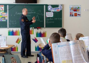 В ДНР росгвардейцы провели профилактическую беседу с детьми в одном из образовательных учреждений