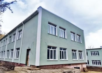 В Мариуполе завершают фасадные работы в центре соцобслуживания Приморского района