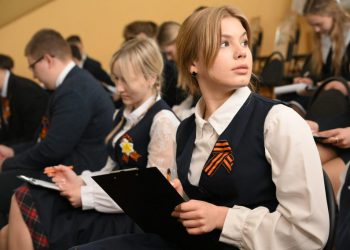 Денис Пушилин рассказал макеевским школьникам о подвиге и любви к Родине