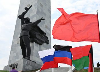 На Саур-Могиле в День Победы почтили память защитников Отечества и наградили военнослужащих