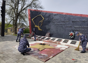 В преддверии Дня Победы сотрудники Росгвардии в ДНР благоустраивают мемориалы героям Великой Отечественной войны