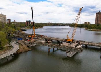На мосту по проспекту Ильича в Донецке начали монтаж пролётного строения