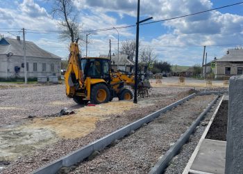 В селе Раздольное Старобешевского округа обустраивают дороги и тротуары