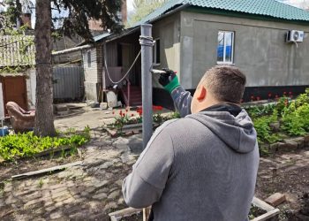 В ДНР росгвардейцы благоустроили участок ветерана, прожившего более ста лет
