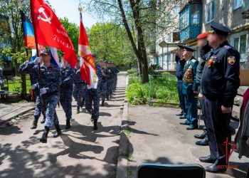 В ДНР росгвардейцы провели парад у дома ветерана Великой Отечественной войны
