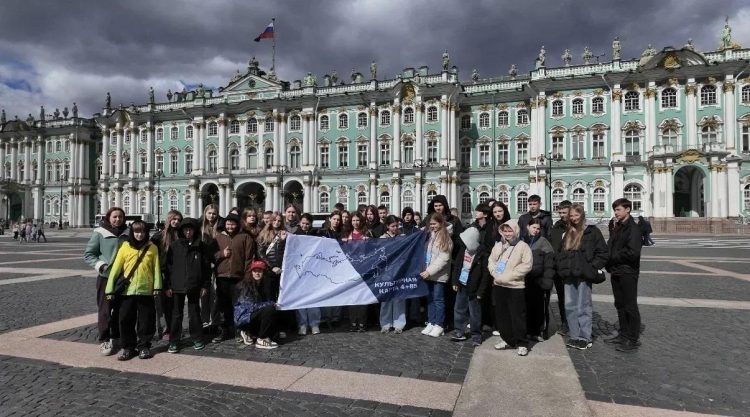 Школьники из ДНР посетили Москву и Санкт-Петербург по программе «Культурная карта 4+85»