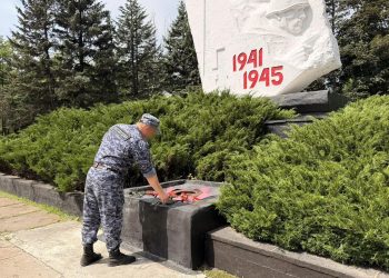 В ДНР в День памяти и скорби росгвардейцы почтили память погибших в Великой Отечественной войне