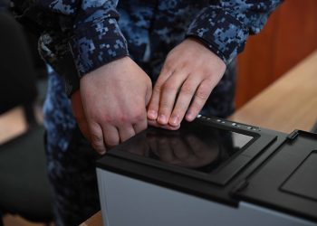 Росгвардия продолжает работу по обязательному дактилоскопированию граждан в республике