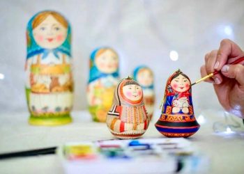 Общество «Знание» провело мастер-класс по росписи матрешек для школьников Макеевки