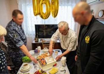 В Донецке росгвардейцы поздравили ветерана Великой Отечественной войны со 100‑летним юбилеем