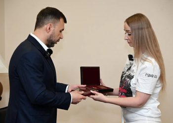 Денис Пушилин передал Золотую Звезду Героя ДНР вдове генерала Гудкова